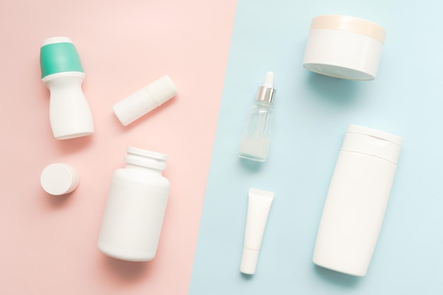 Veel fles en pot voor cosmetica op tweekleurige achtergrond