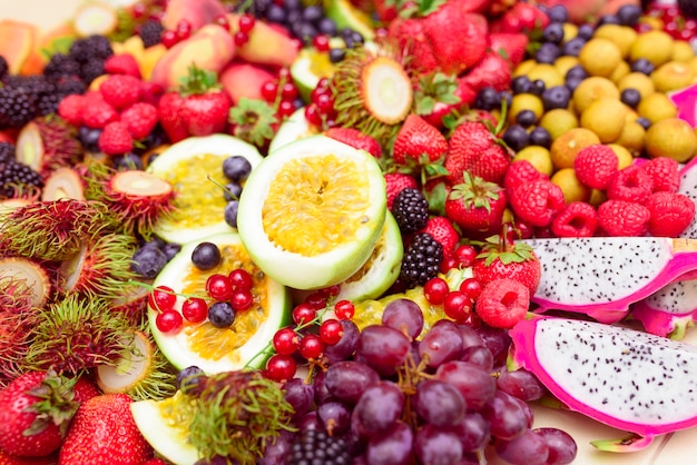Foto veel fruit en bessen op tafel