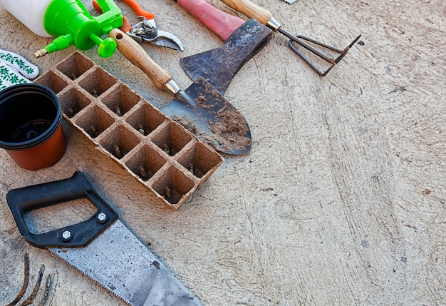 Veel gebruikte en vuile tuingereedschap op betonnen vloer buiten