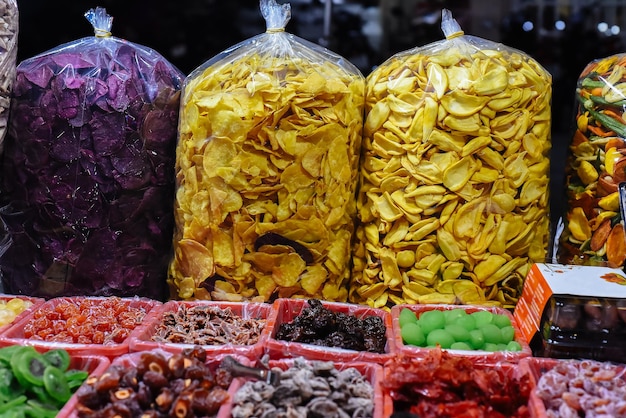 Veel gedroogde vruchten en bessen op de avondmarkt van straatvoedsel in Da Lat in Vietnam