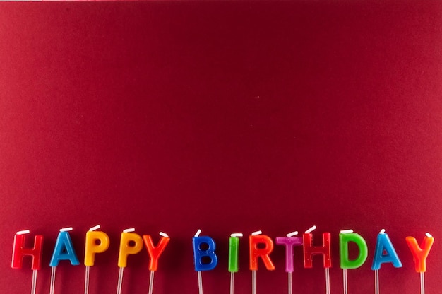 Veel gekleurde kaarsen met tekst Happy Birthday