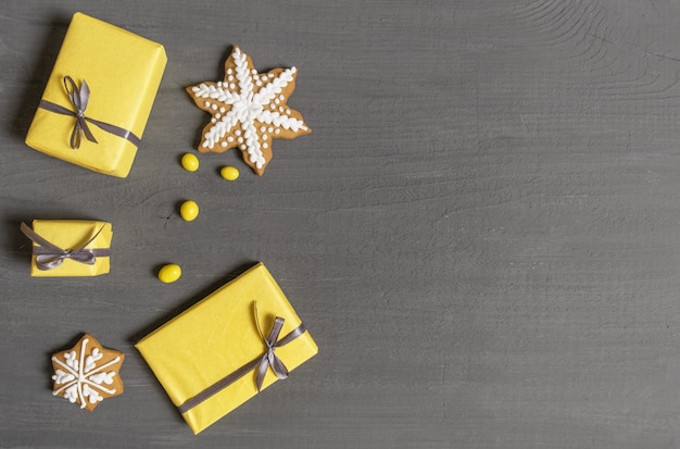 Veel gele geschenkdozen op het grijze houten