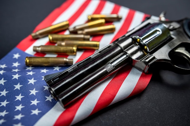 Veel gele kogels en een revolverkanon op de vlag van de Verenigde Staten geïsoleerd op zwarte lijst
