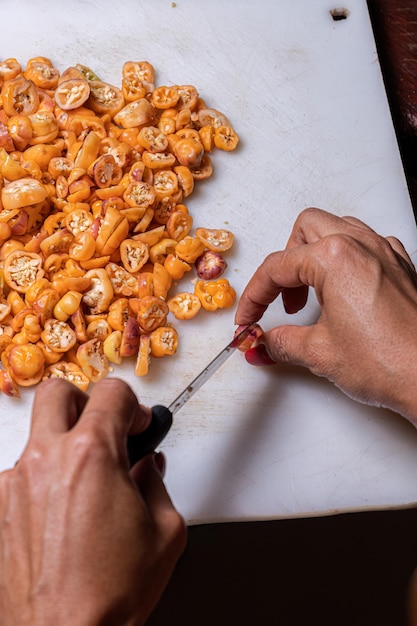 Veel gele paprika's snijden