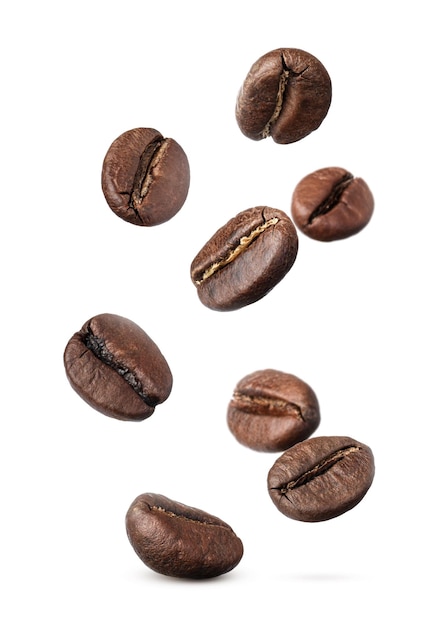 Veel geroosterde koffiebonen vliegen op een witte achtergrond