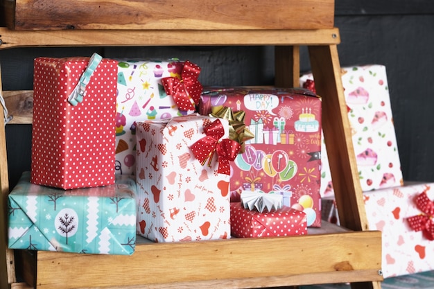 Veel geschenkdozen op een houten plank voor Kerstmis.