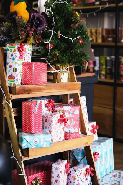 Veel geschenkdozen op een houten plank voor kerstmis.