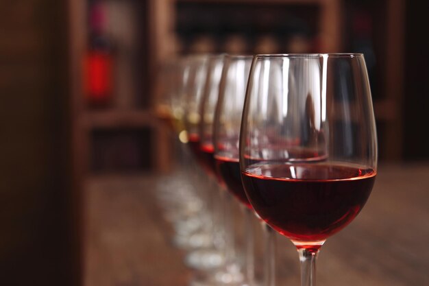 Veel glazen verschillende wijn in een rij op toog
