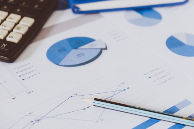 Veel grafieken en grafieken met een potlood. Reflectie licht en flare. Concept beeld van data verzamelen en statistisch werken.