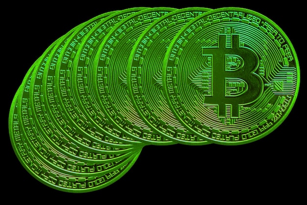 Veel groene bitcoin van cryptovaluta tijdens stijgende markt op zwarte rug