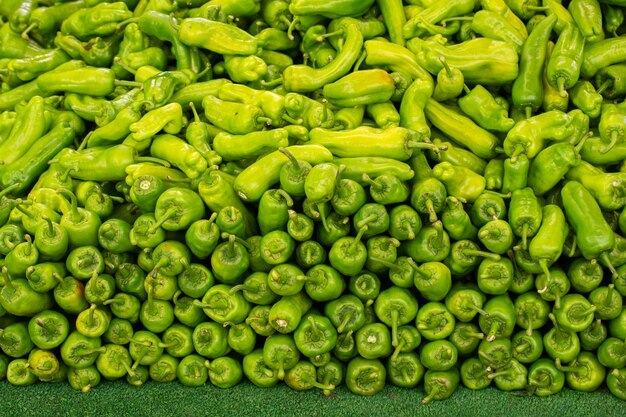 Veel groene paprika's als voedselachtergrond