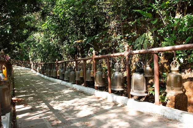 Veel grote metalen bel in Wat Phra That Doi Tung in Chiang Rai, Thailand voor Thaise mensen en reizigers buitenlander reizen bezoeken en kloppen respect bidden