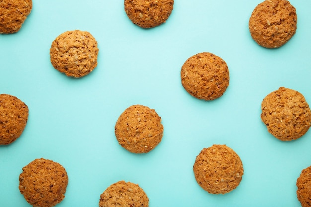 Veel haverkoekjes op een blauwe achtergrond.