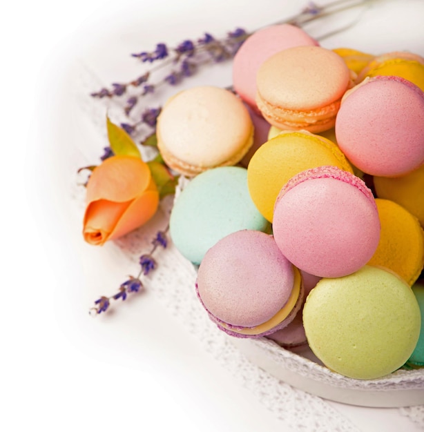 Veel heerlijke kleurrijke macarons in doos op witte achtergrond