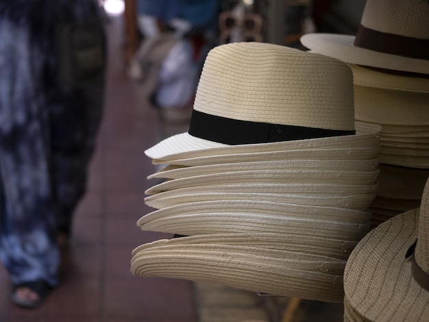 Veel hoeden te koop op de winkelmarkt