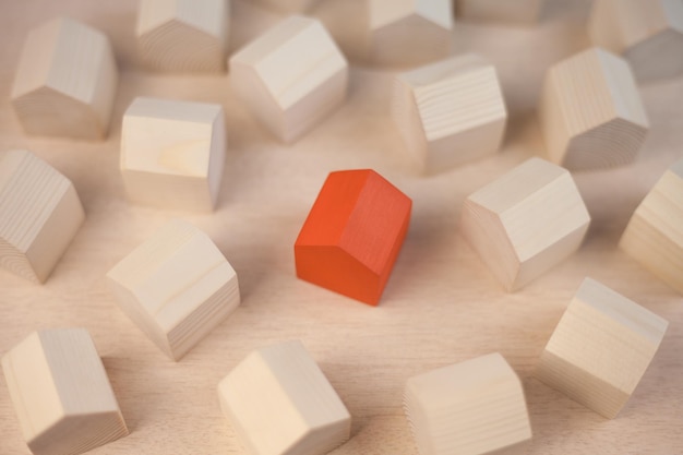 Veel houten huizen met een enkel rood huis in het midden