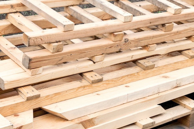 Veel houten ladders. Stapel houten trappen in de winkel