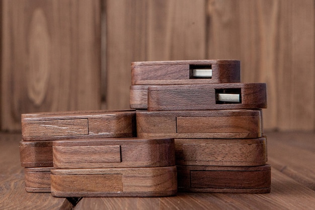 Veel houten USB-flashstation op houten achtergrond.