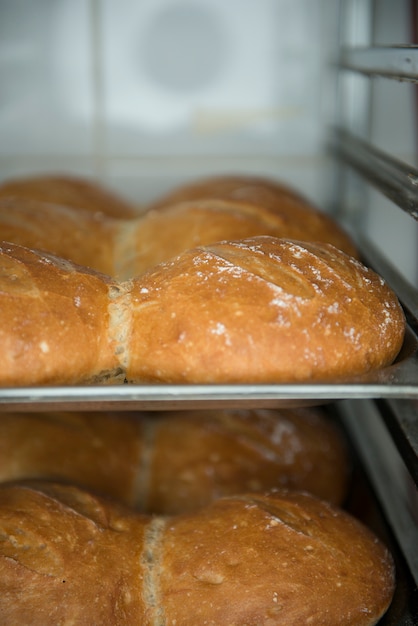 Veel kant-en-klaar vers brood in een bakkerijoven in een bakkerij.