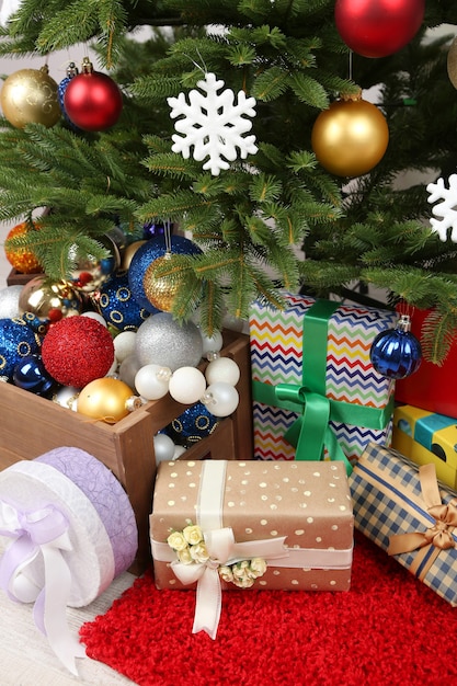 Veel kerstcadeaus op vloer in feestelijk interieur