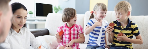 Veel kinderen en ouders spelen thuis bordspellen