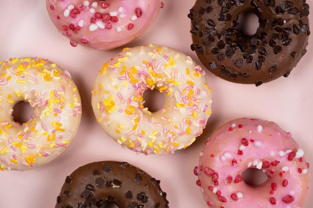 Veel kleine donuts met witroze en chocoladeglazuur