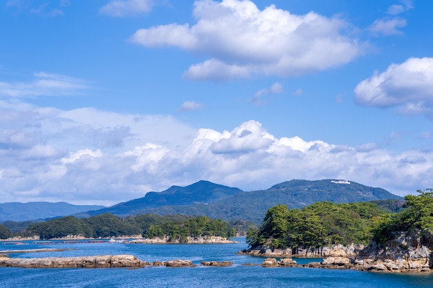 Veel kleine eilanden over de blauwe oceaan in zonnige dag, beroemde Kujukushima (99 eilanden) parel zee resort eilandje in Sasebo Saikai National Park, Nagasaki, Kyushu, Japan.