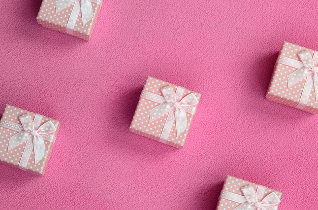 Veel kleine geschenkdozen in roze kleur met een kleine strik