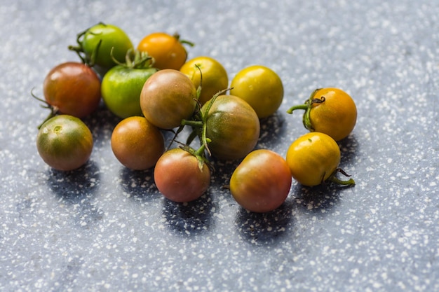 Veel kleine onrijpe tomaten met verschillende kleuren