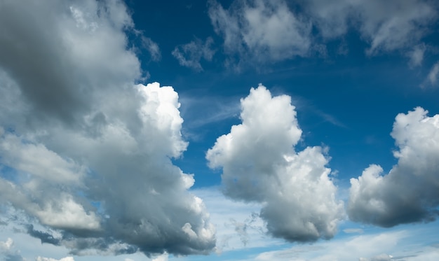 Veel kleine wolken in blauwe hemel. Zomer bewolkt. Witte wolken zwevend in de lucht.