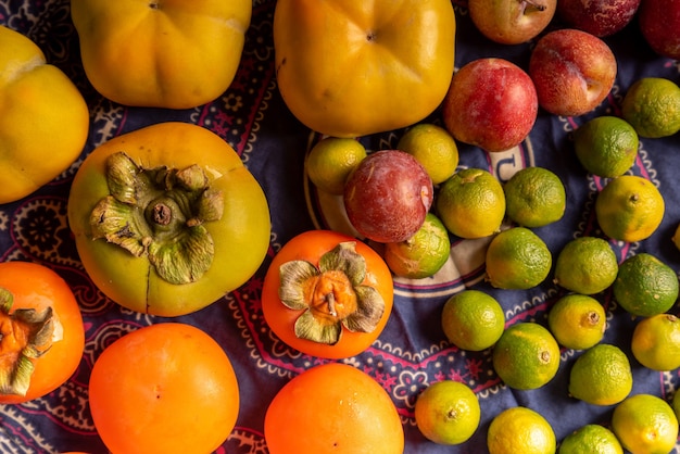 Foto veel kleuren en soorten fruit staan op de houtnerftafel