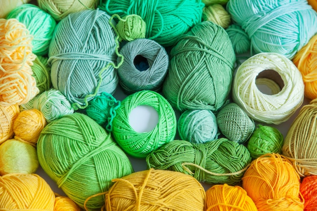 Veel kleurrijke ballen van wol en katoenen garens