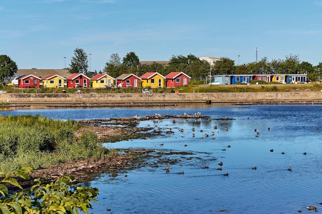 Veel kleurrijke huizen aan de kust van de Oostzee in Nexo, eiland Bornholm, Denemarken