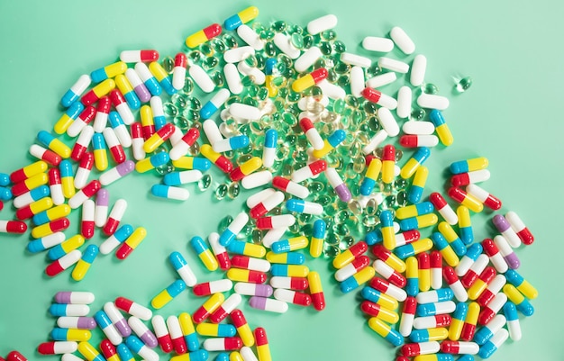 Veel kleurrijke pillen en capsules voor verschillende symptomen Concept van gezondheid en geneeskunde