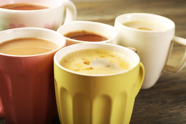 Veel kopjes koffie op houten tafel close-up