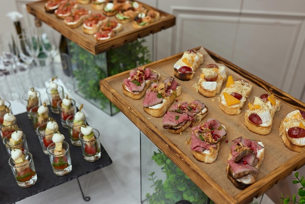 veel koude snacks op buffet tafel catering