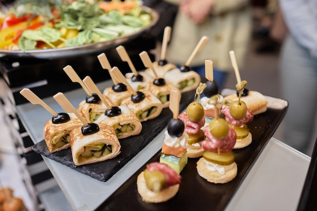 Veel koude snacks op buffettafel catering