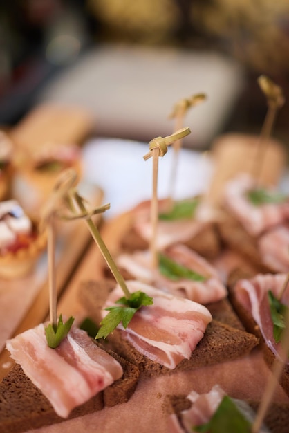 veel koude snacks op buffettafelcatering