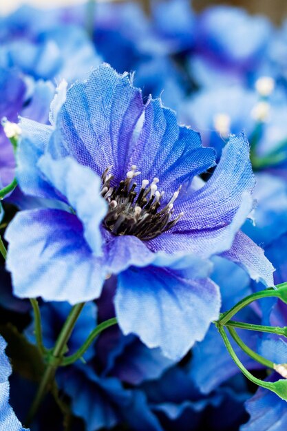 Foto veel kunstmatige blauwe bloemen close-up macro foto