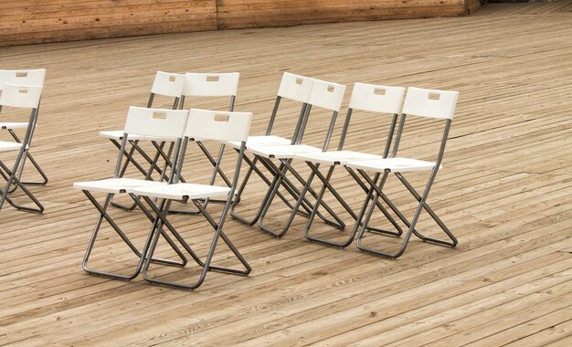 Foto veel lege stoelen op stoelen wachten op de start van de conferentie conference