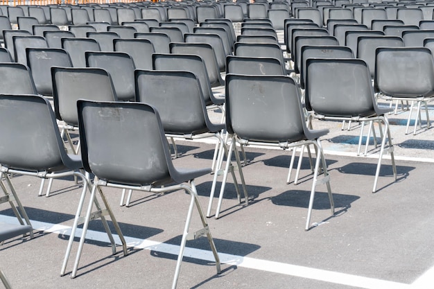 Veel lege stoelen zonder publiek