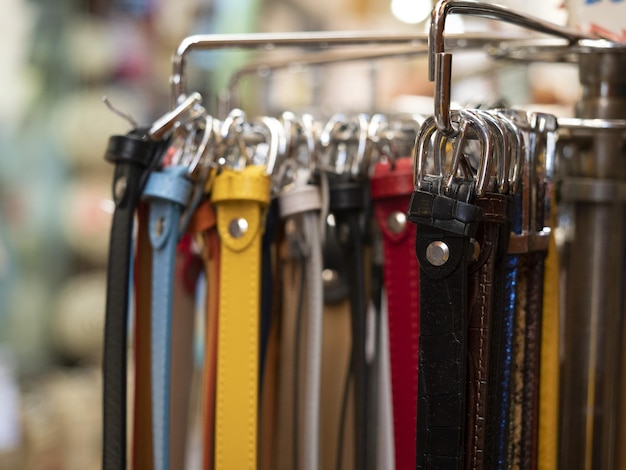 Veel leren riemen te koop op de winkelmarkt