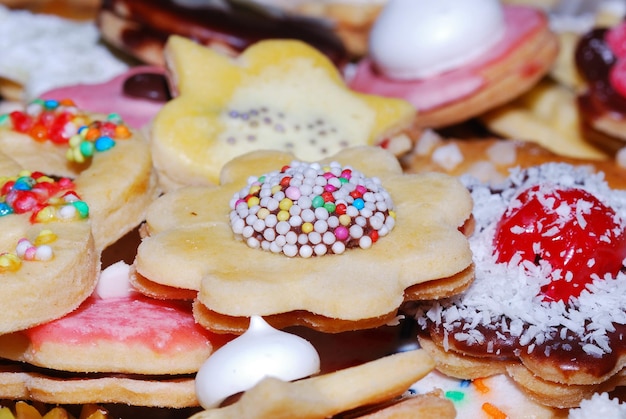 Veel leuke, kleurrijke koekjes voor Kerstmis