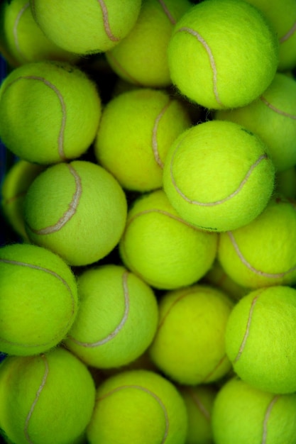 Veel levendige groene tennisbal patroon achtergrond. Full frame sportuitrusting voor trainingen, toernooien en competitiewedstrijden. Hobby- en recreatieactiviteit, winkeladvertentie