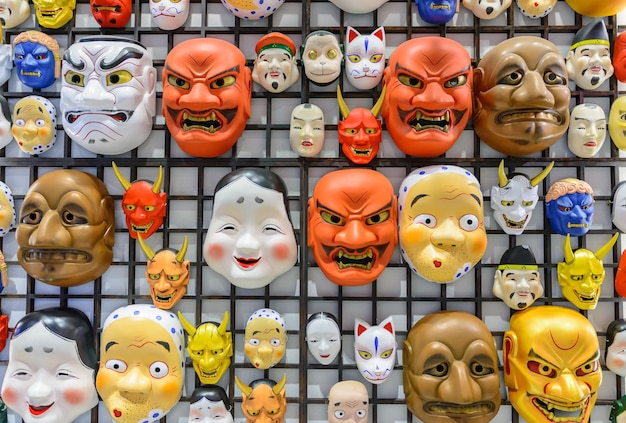 Veel maskers in Japanse stijl aan de muur