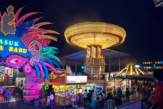 Veel mensen bezoeken de nachtmarkt in de stad Batu.