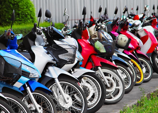 Veel motobikes op de parkeerplaats, Thailand