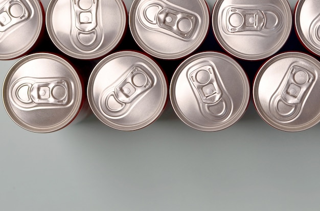 Veel nieuwe aluminium blikjes frisdrank- of energiedrankblikjes. Productieconcept voor dranken en massaproductie