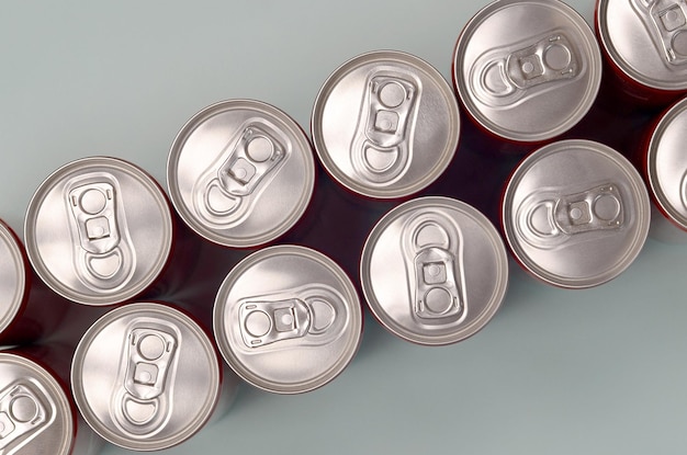 Veel nieuwe aluminium blikjes frisdrank- of energiedrankverpakkingen drankproductieconcept en massaproductie