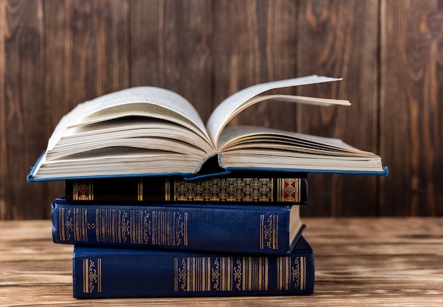 Veel oude boeken op houten achtergrond